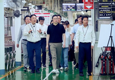 Chairman Koo (front and center) examines a production line at LG Electronics' Noida manufacturing plant in New Delhi, India.