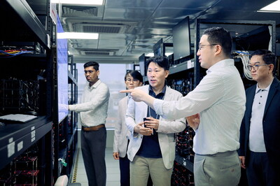 Chairman Koo (fourth from the left) converses with researchers at LG's SW Institute in Bengaluru, India.
