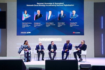 Koh Hong-Eng, Global Chief Public Services Industry Scientist interacting with guest speakers (Left to right: Rose Pola Pricemou, Minister of Posts, Telecommunications and the Digital Economy, the Republic of Guinea; Vito Epis-copo, Deputy Mayor of the City Council of Granada, Spain; Dr. Erol Özgüner CTO of Istanbul Metropolitan Municipality, Türkiye; Felix C. Mutati, Minister of Technology and Science, the Republic of Zambia; Koh Hong-Eng, Chief Scientist of Huawei Global Public Sector BU )