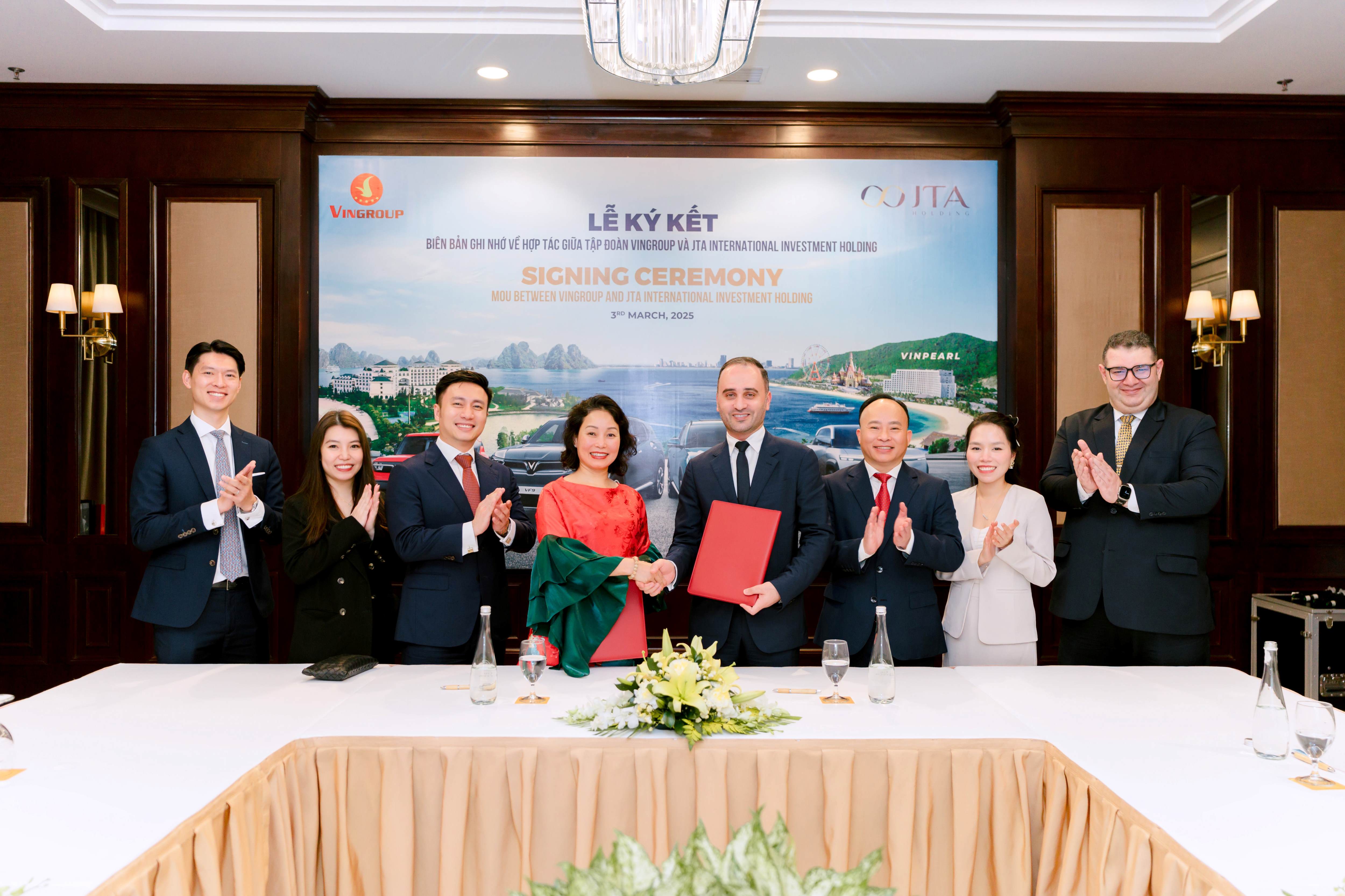 Madam Le Thi Thu Thuy – Vice Chairwoman of Vingroup (center, left) and Dr. Amir Ali Salemi, Founder and CEO of JTA Investment Qatar, at the MOU signing ceremony.