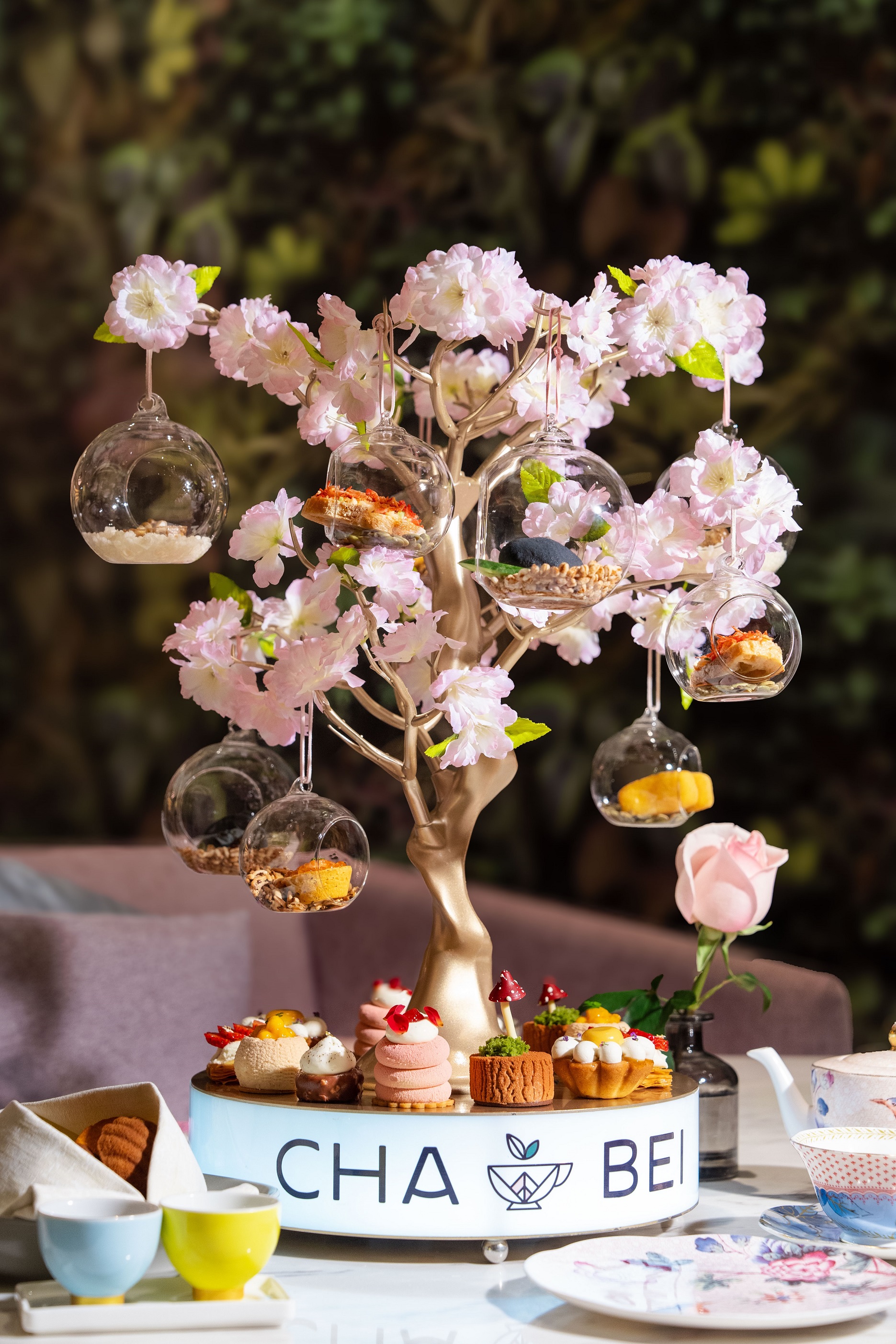 The "Ode to Spring" afternoon tea, featuring four savory delicacies and six exquisitely crafted desserts, promising an afternoon of unparalleled elegance and indulgence.