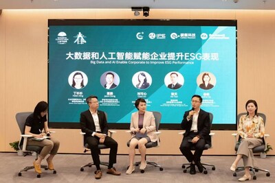 Dr. Xie Tian (second from right), General Manager of LONGi’s Strategic Management Center, participated in the roundtable discussion.