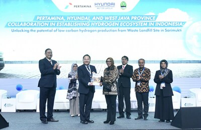 (from left) Fransiscus Soerjopranoto, COO at PT Hyundai Motors Indonesia; Nur Lalia Widyastuti, Coordinator at BAPPENAS; Jaeha Park, Vice President and Head of Global Hydrogen Business Sub-Division at Hyundai Motor Group; Eniya Listiani Dewi, Director General of New and Renewable Energy at ESDM; Ary Kurniawan, Project Director at PT Pertamina; H. Sumasna, Regional Secretary of West Java Province; Ai Saadiyah Dwidaningsih, Head of West Java Environmental Management Agency
