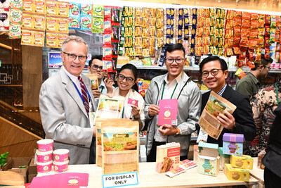 Jim Sutter, USSEC CEO (far left) and Timothy Loh, Regional Director for Southeast Asia & Oceania (far right), at the conferences in Manila.
