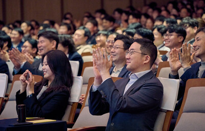 LG Corp. Chairman and CEO Kwang Mo Koo, congratulates and encourages the winning teams at the LG Awards held on April 9 at LG Academy in Icheon.