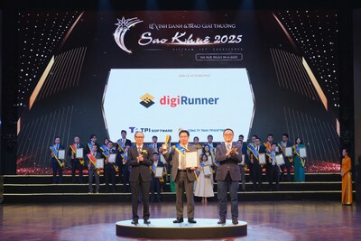 Do Vuong Phong, General Manager of TPIsoftware Vietnam, accepted the Sao Khue Awards trophy.