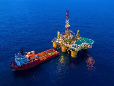 Sinopec's strategic development of the Hai 301 well in the Haizhong Sag of the Beibu Gulf Basin has led to significant oil and gas production, with the well producing 1,108 cubic meters and 167 cubic meters of oil equivalent per day from two separate formations.