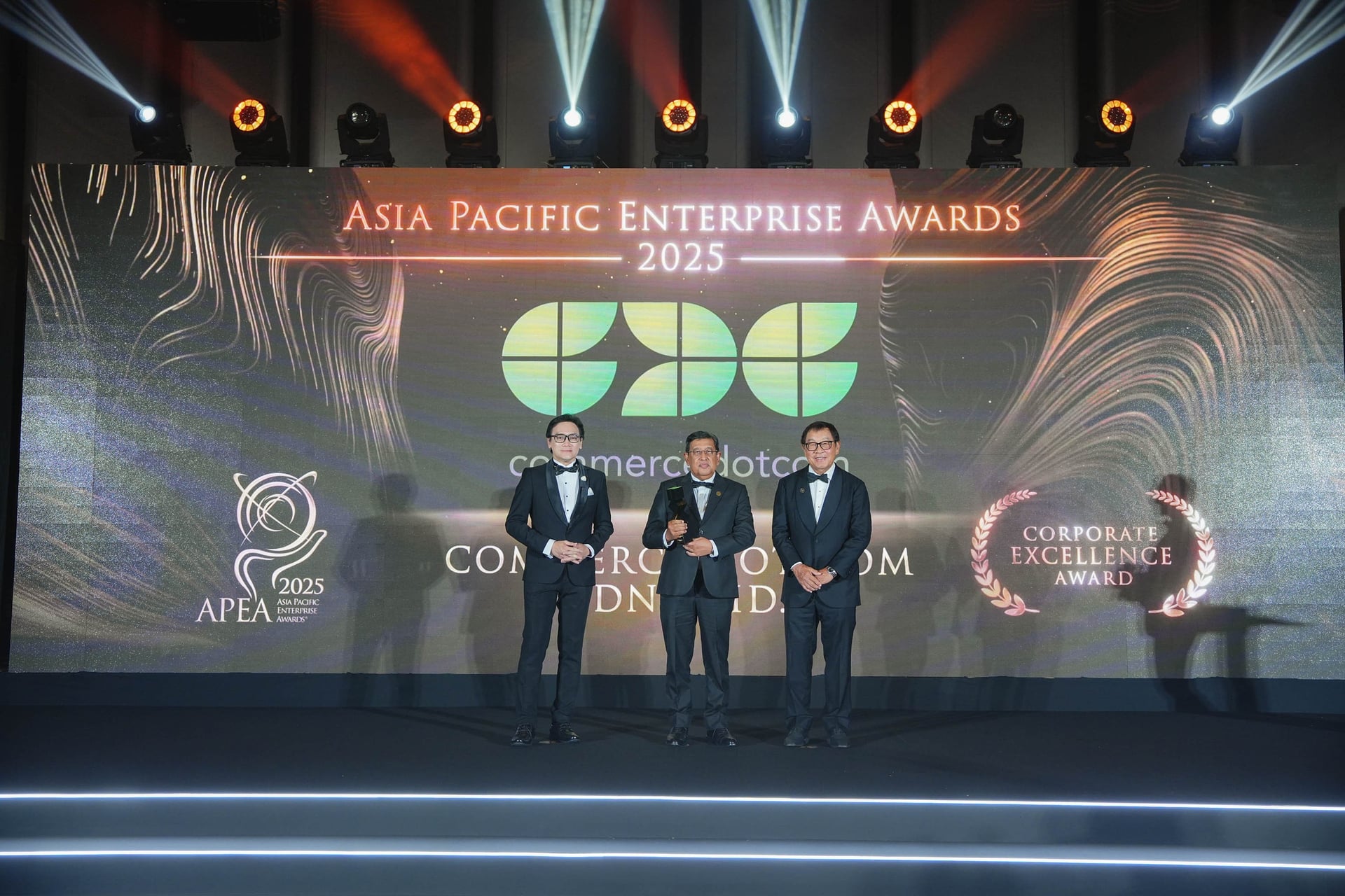 Group Chief Operating Officer of Commerce Dot Com Sdn. Bhd., En. Abdul Halim Mohammed Yusof (center), receiving the Corporate Excellence Award at the Asia Pacific Enterprise Awards (APEA) 2025 in Kuala Lumpur.