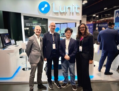 Executives from Lunit and Starvision Service GmbH commemorate the signing of a supply agreement at the recent European Congress of Radiology (ECR 2025). From left to right: Dominik Guenzel, Regional Manager for DACH and Scandinavia at Lunit; Uwe Pfeifer, CEO of Starvision; Brandon Suh, CEO of Lunit; and Teri Thomas, Chief Business Officer at Lunit. (Photo: Lunit)