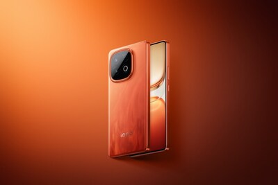 iQOO Neo 10’s flagship-level EyeCare display and lightweight design deliver an impressive visual experience and comfortable grip.