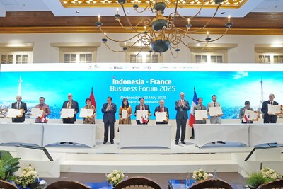 Representatives from CIRAD and GAR (3rd and 4th from left) sign an MoU to advance sustainable palm oil research at the Indonesia-France Business Forum 2025