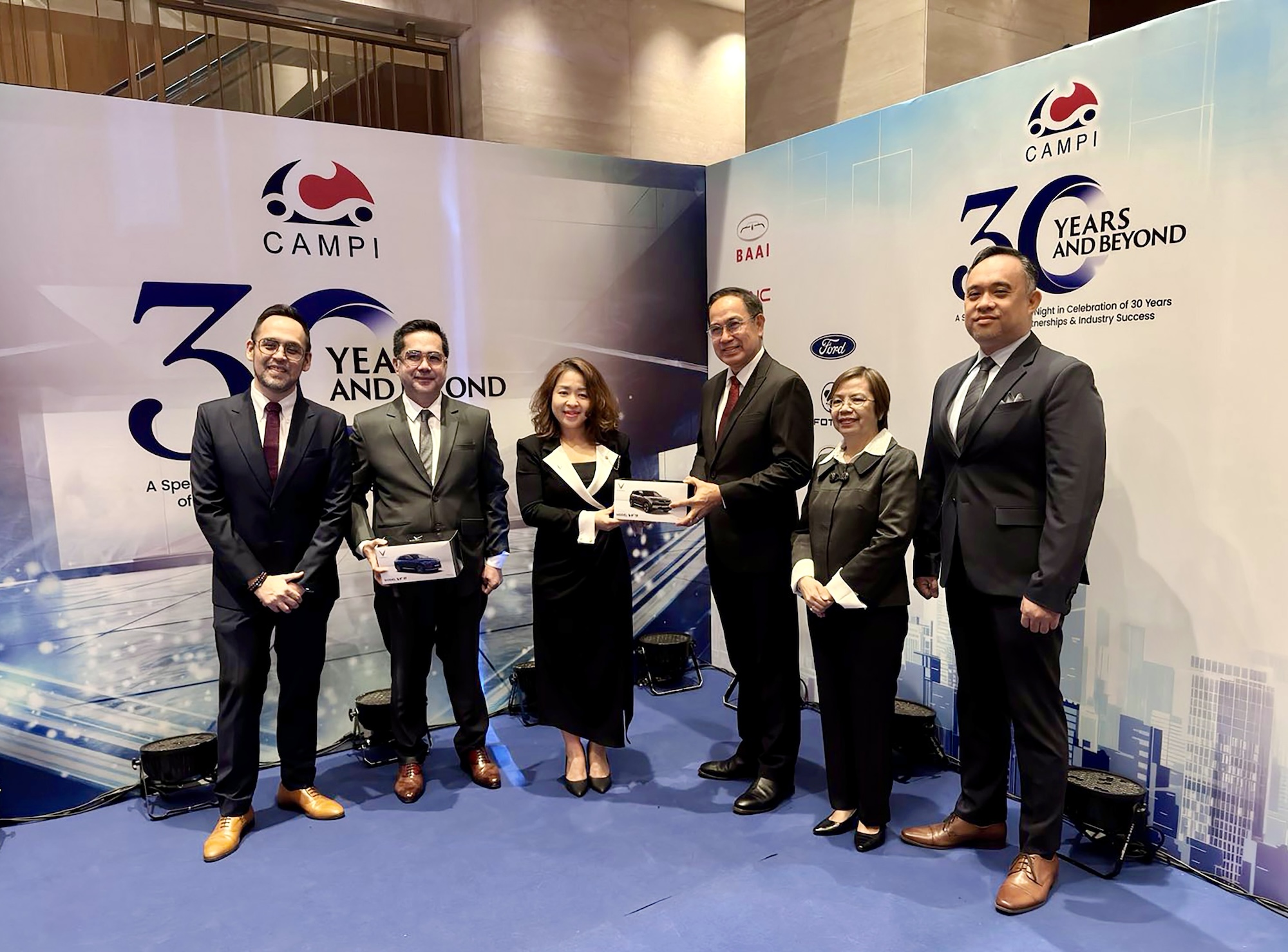 Ms. Mai Anh, CEO of VinFast Philippines (center left), and Mr. Rommel Gutierrez, President of CAMPI (center right), at the event celebrating CAMPI's 30th anniversary.