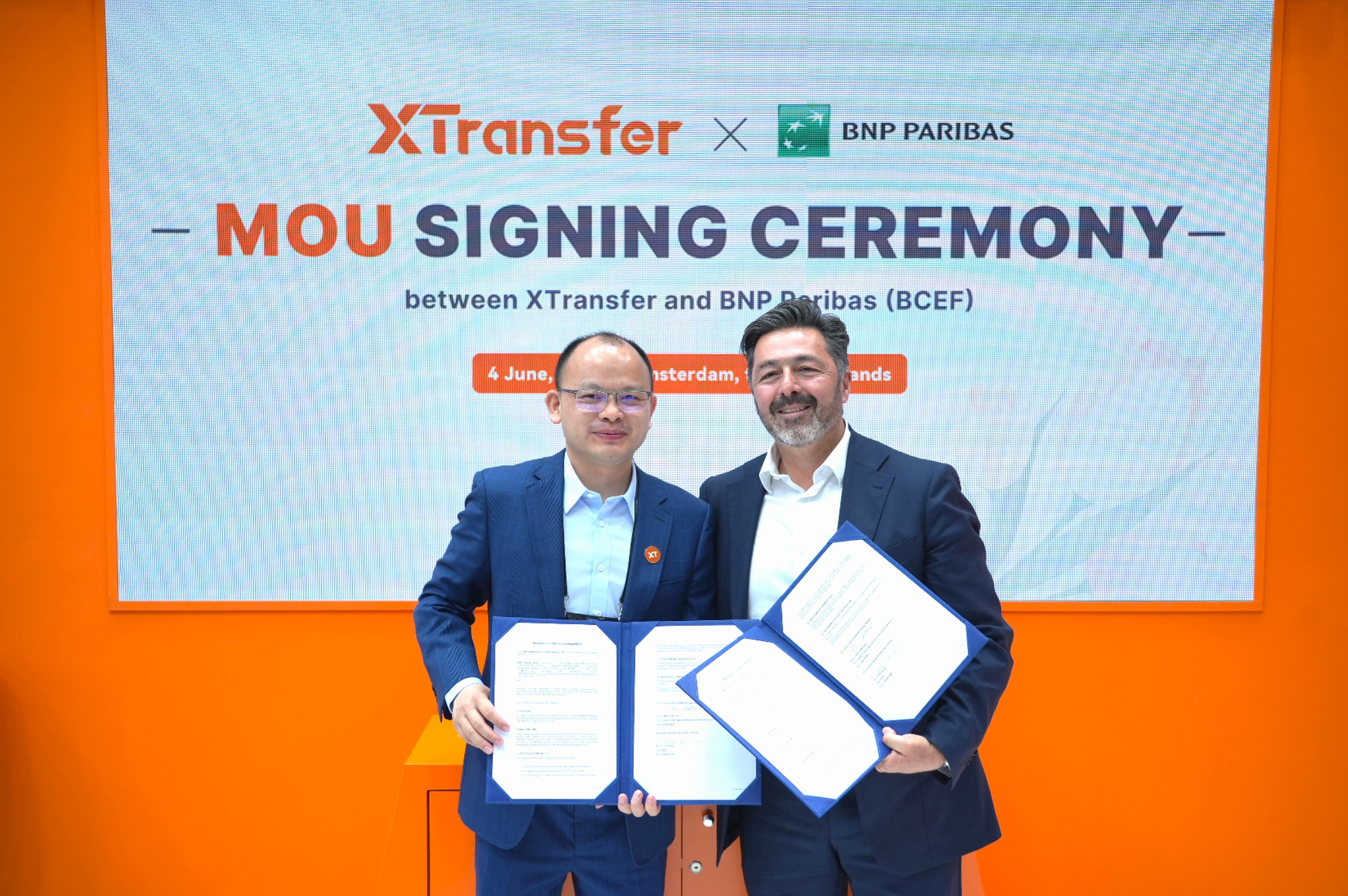 Bill Deng, Founder and CEO of XTransfer (Left), and Bruno Mellado, Global Head of Payments and Receivables at BNP Paribas (Right), at the ceremony.