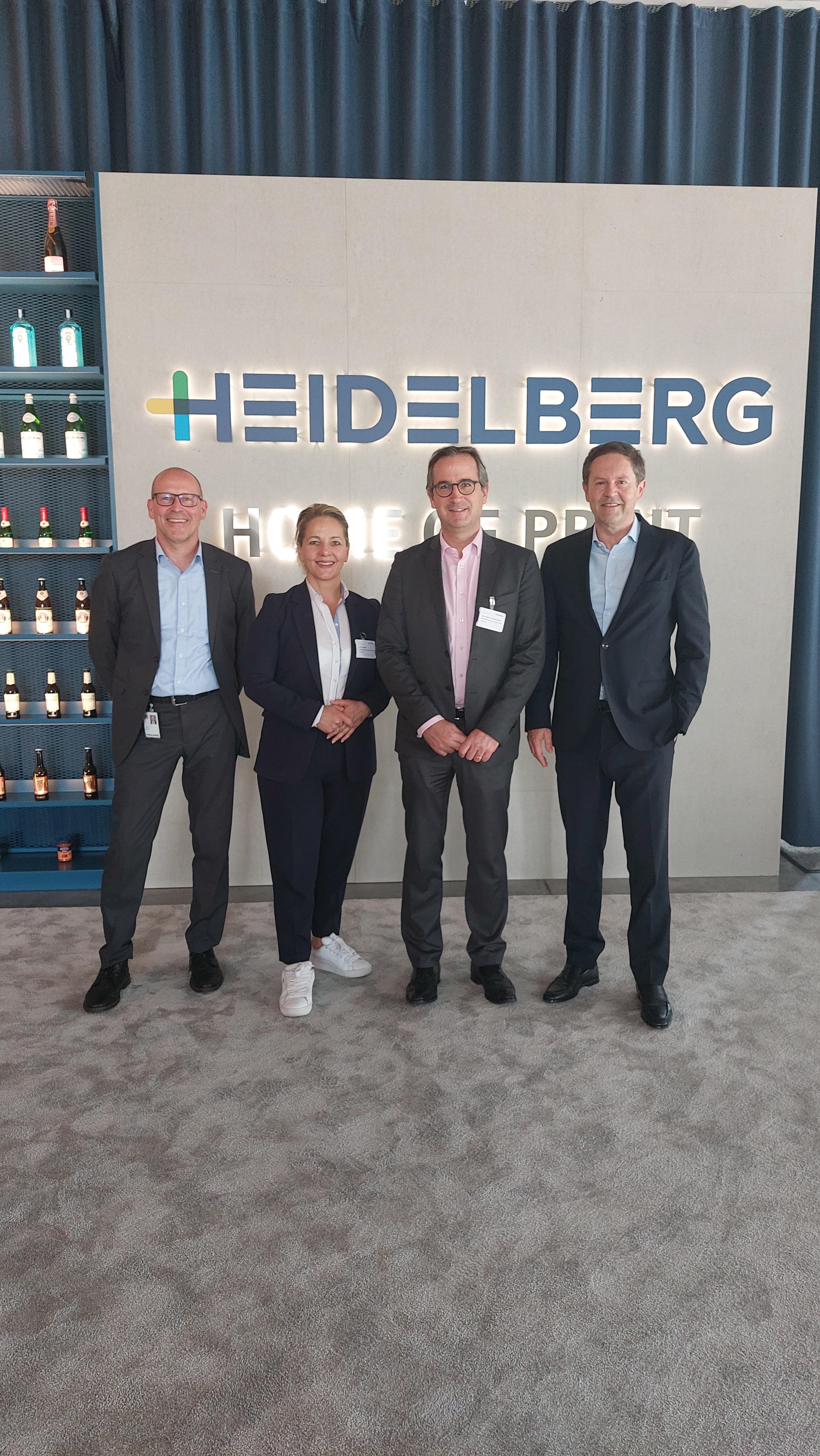 HEIDELBERG agrees strategic partnership with defense specialist VINCORION: Klaus Braun, Head of Industrial Customer Business, HEIDELBERG, Ina Mölln, Vice President Procurement VINCORION, Kajetan von Mentzingen, CEO of VINCORION and Jürgen Otto, CEO, HEIDELBERG (from left to right).