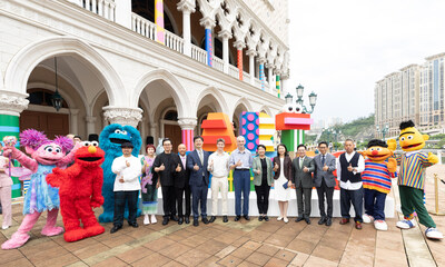 Guests of honour go on a guided tour of “Dopamine: Fountain of Happiness” Tuesday at The Venetian Macao.