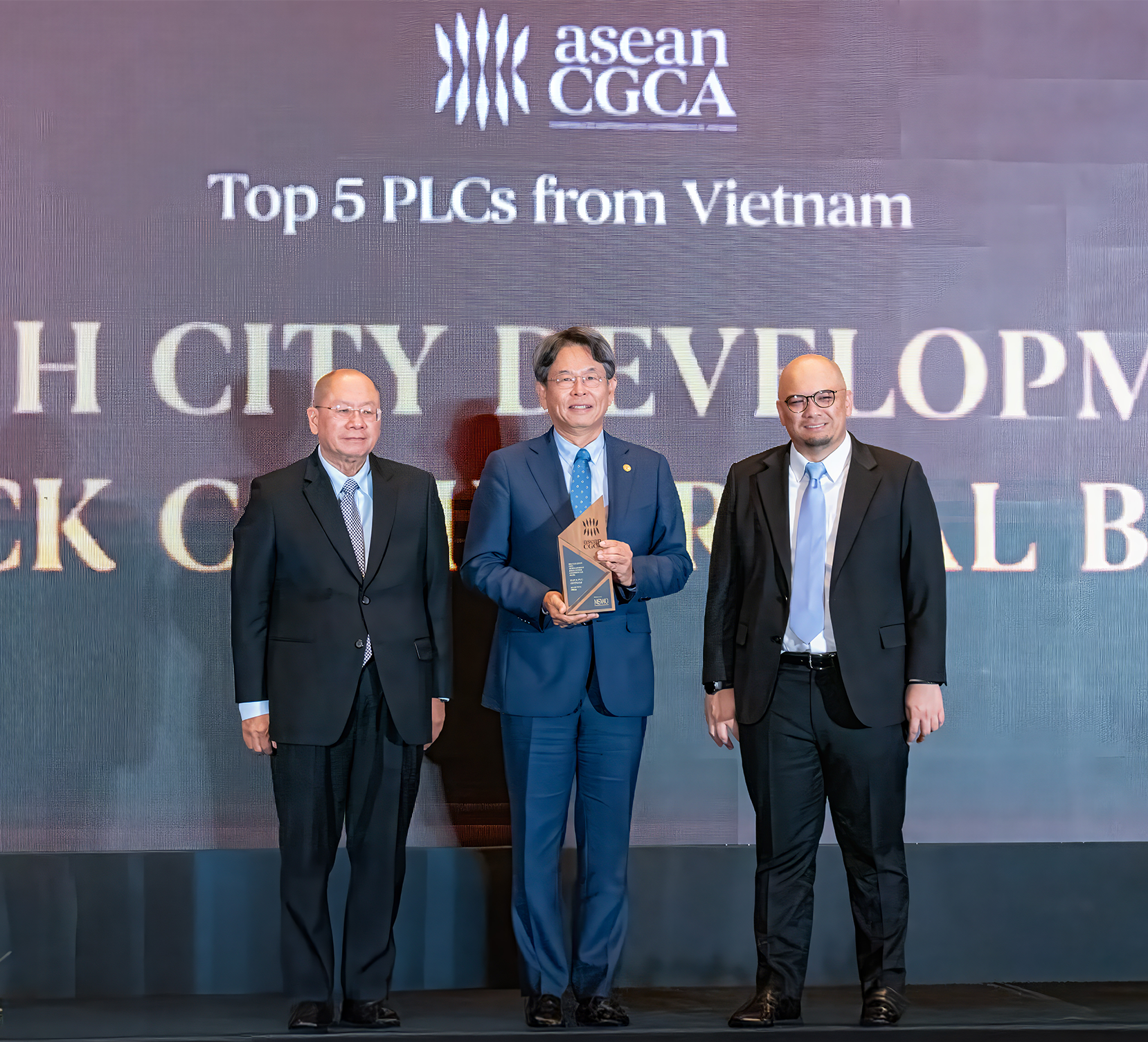 HDBank Chairman Kim Byoungho (centre) receives the award from the organisers. — Photo courtesy of the bank
