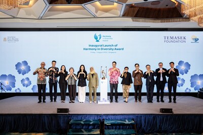 From left to right:  Dr William Sabandar, Chairman, 5P Indonesia;  Mr Ng Boon Heong, Executive Director and Chief Executive Officer,Temasek Foundation;  Mayor Joy Belmonte, Mayor of Quezon City, Philippines;  Ms Jennie Chua, Chairman, Temasek Foundation;  Her Royal Highness Tunku Tun Aminah, Non-Independent Non-Executive Chairman, Berjaya Corporation Berhad;  Madam Halimah Yacob, Chancellor of the Singapore University of Social Sciences, Patron of the Harmony in Diversity Award and former President of the Republic of Singapore;  Mr Dinesh Vasu Dash, Minister of State, Ministry of Culture, Community and Youth and Ministry of Manpower;  Ms Retno L.P. Marsudi, Former Minister of Foreign Affairs, Indonesia;  Mr M. Arsjad Rasjid P.M., Founder of 5P Global Movement;  Mr Panote Sirivadhanabhakdi, Group Chief Executive Officer of Frasers Property Limited;  Father Marcin Schmidt, Co-Founder of 5P Global Movement;  Mr James Chan, Senior Director, Temasek Foundation