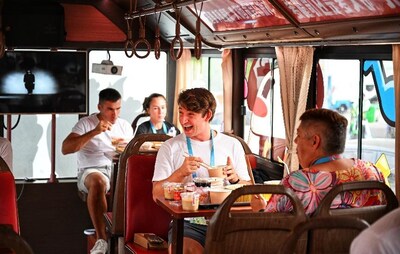 Athletes and referees participating in TWG 2025 Chengdu experience local life by riding the hotpot-themed sightseeing bus and cruising on the Jinjiang River. (Photo by Hongxing News)