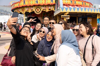 Muslim travelers having a great time in Hong Kong.