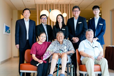 Clockwise from top left: Professor Teo Hock Hai, Provost’s Chair Professor of Information Systems, NUS School of Computing; Dr Andrew Makmur, Group Chief Technology Officer, National University Health System; Dr Tan Li Feng, Senior Consultant, Division of Geriatric Medicine, Department of Medicine, Alexandra Hospital; Dr Benjamin Tan, Consultant, Division of Neurology, Department of Medicine, National University Hospital (NUH); Mr Francis Phng, Lead Research Analyst, Health Services Research & Analytics, Ng Teng Fong General Hospital; NUH patient Mr Tan Poh Kee; Mr Koh Keng Hoe, who is a longtime patient of Dr Tan Li Feng, and his daughter Ms Genevieve Koh.