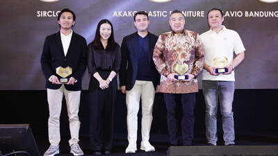 Lazada Indonesia CEO Carlos Barrera and Head of Business Growth & Operations Amelia Tediarjo pose with winners of the Rising Star Awards and Partner Excellence categories at the Lazada Seller & Partner Awards 2025.