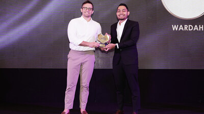 Lazada Indonesia Chief Retail Officer Leonardo Barcellos presents the LazMall Brand of the Year – Beauty award to Wardah, recognizing its outstanding performance in the beauty category.