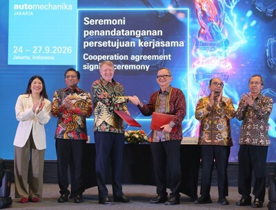 Cooperation Agreement signing between Messe Frankfurt and the Indonesian Automotive Parts & Components Industries Association (GIAMM). Witnessed by representatives (left to right) from Messe Frankfurt (HK) Ltd, Ministry of Micro, Small and Medium Enterprises of the Republic of Indonesia, Ministry of Industry of the Republic of Indonesia, and Indonesian Automotive Parts & Components Industries Association (GIAMM).
