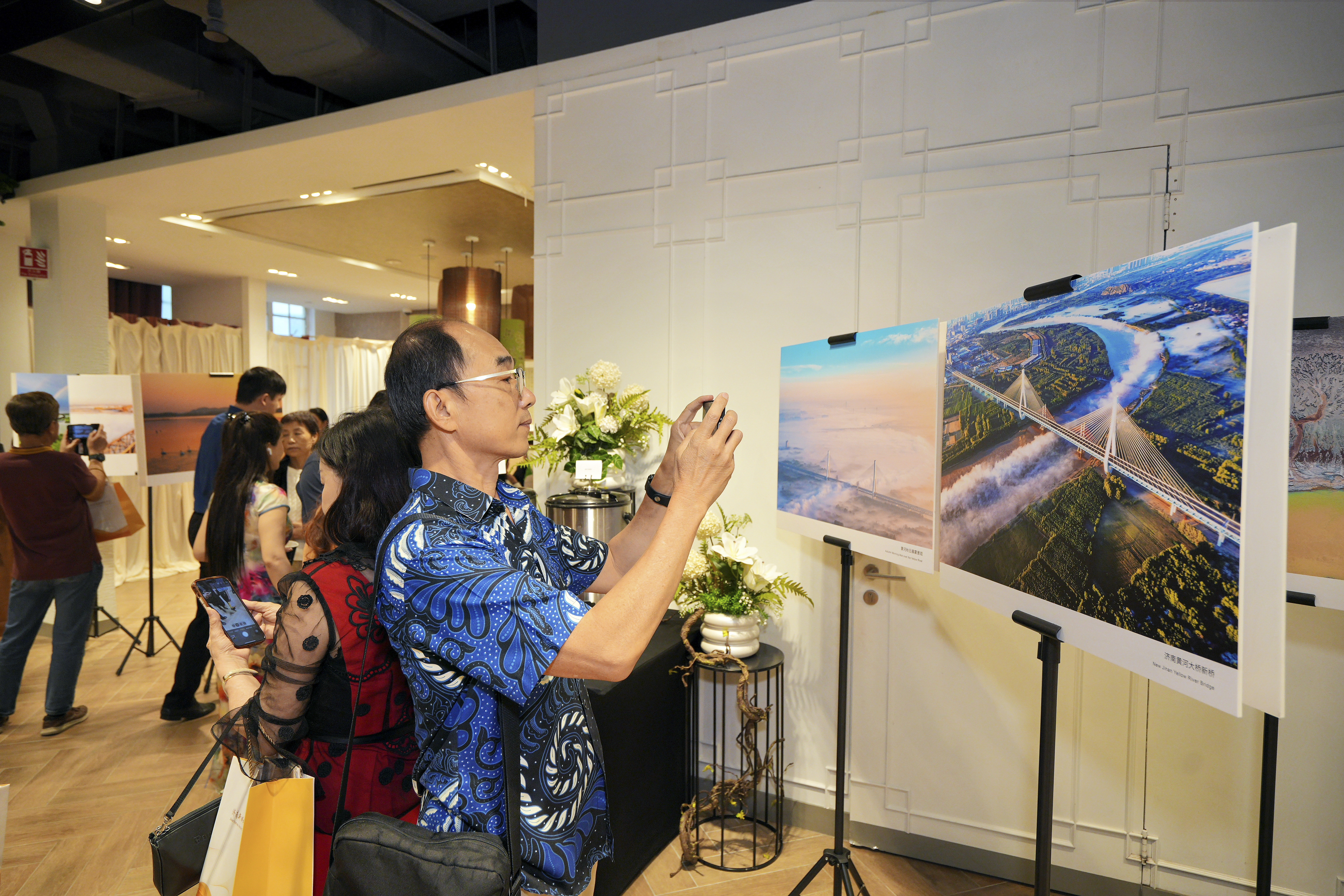 Photography Art Exhibition themed "Dialogue with Que and Hua Mountains"