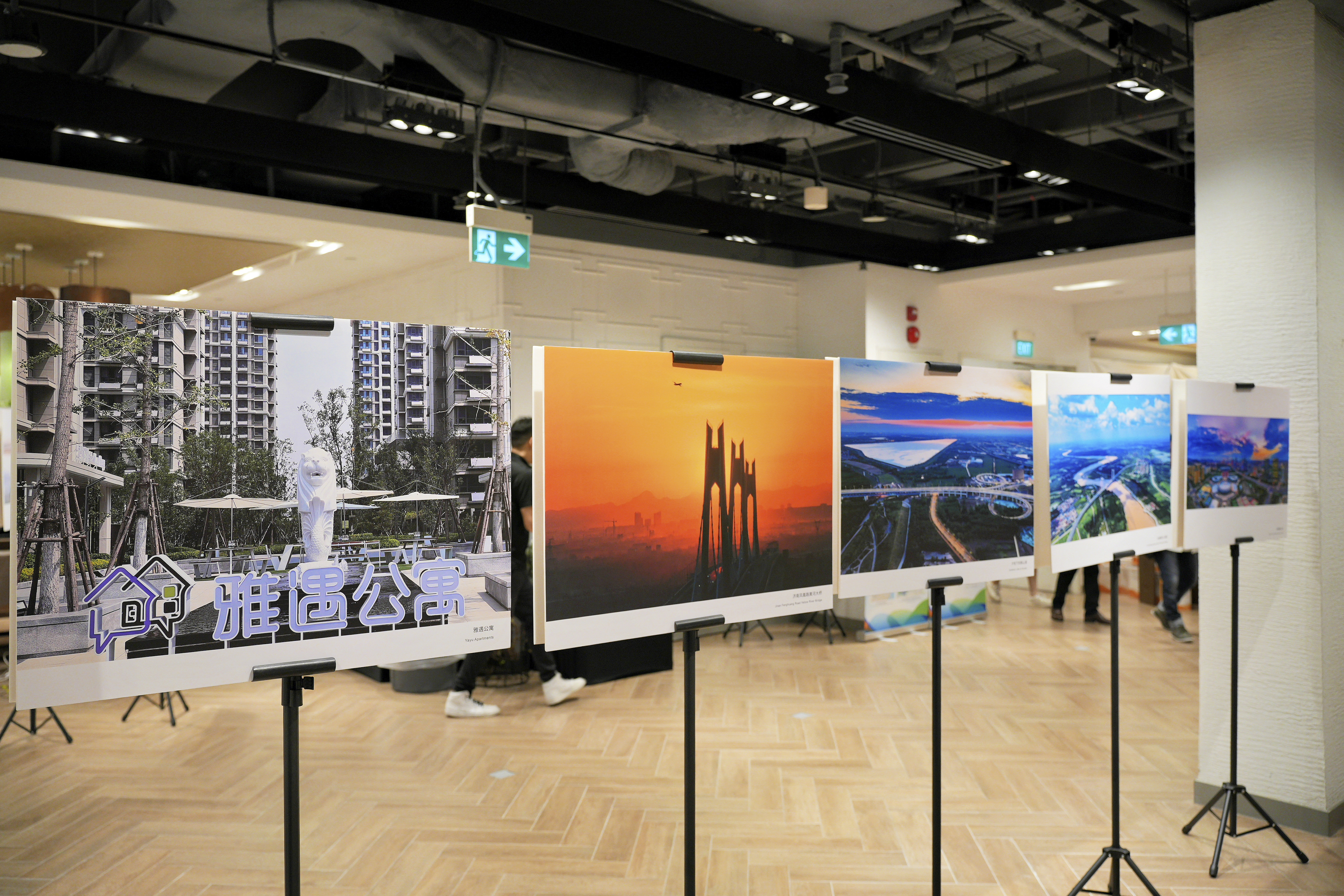 Photography Art Exhibition themed "Dialogue with Que and Hua Mountains"