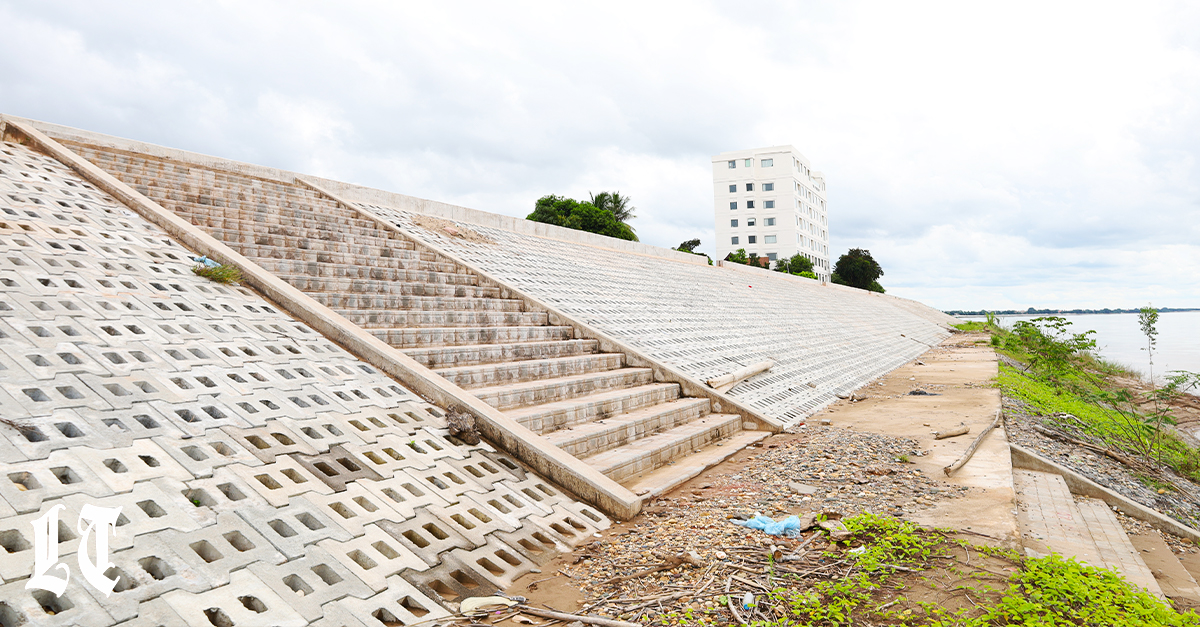 Second Phase of Mekong Flood Barrier Project Nears 90 Percent Completion