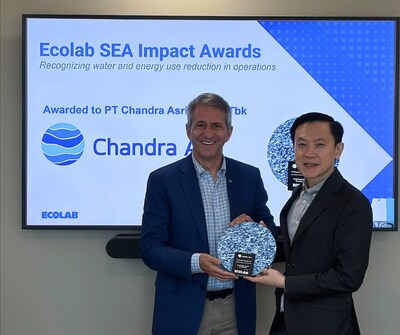 (Left) Christophe Beck, Ecolab Chairman and CEO, with (Right) Erwin Ciputra, President Director and CEO of Chandra Asri Group and Aster