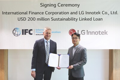 Jihwan Park, CFO (Executive Vice President, right) of LG Innotek, and Carsten Müeller, the IFC’s Regional Industry Director for Manufacturing, Agribusiness, and Services in Asia and the Pacific at IFC, pose for a commemorative photo after concludinsg the Sustainability-Linked Loan (SLL) signing ceremony held recently in Seoul.