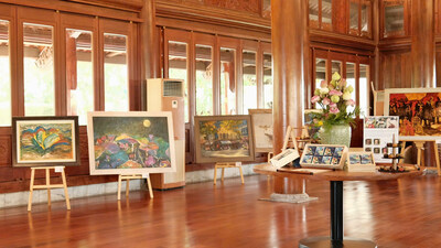 Trăng Lên Đỉnh Núi centers on a poetic theme, showcasing a diverse collection of works by the 06 local Vietnamese artists - from masters of traditional lacquer techniques to accomplished oil painters