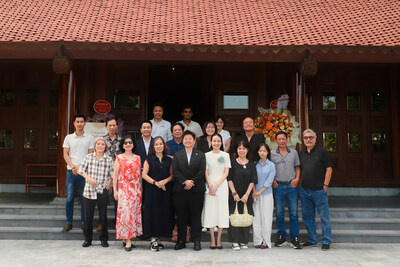 A live painting session with all showcasing artists was held on the opening day, inspired by the campaign’s journey and the surrounding muses found at the hilltop retreat