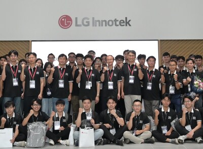 On September 27, engineering talents from Vietnam and LG Innotek officials, including S. David Roh(Senior Vice President and CTO, fourth from the left in the second row) and Lee Dong-hoon(Vice President and CHO, sixth from the left in the second row), posed for a commemorative photo at the optical R&D talent recruitment event held at LG Innotek’s Haiphong subsidiary in Vietnam.
