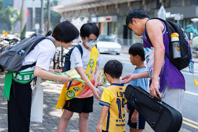 The family volunteers from Manulife and nine JUST FEEL partner schools invited the public to share their feelings and actively distributed the Feeling Flags.