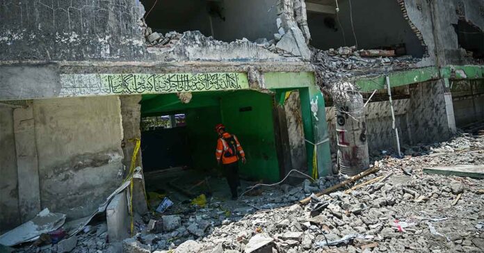Indonesia School Collapse Toll Hits 67 as Search Ends