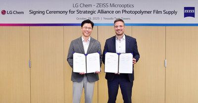 At LG Chem’s Yeouido Twin Towers, Ko Kyung-deok, Vice President and Head of Electronics Materials Business Unit at LG Chem (left), and Stephan Höfer, Senior Vice President and Head of Business Development and Marketing at ZEISS Microoptics (right) pose for a commemorative photo after signing a business cooperation agreement for photopolymer film.