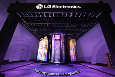 LG STUNS GLOBAL LEADERS AT APEC 2025 WITH A GRAND MEDIA CHANDELIER MADE OF TRANSPARENT OLED TVS LG STUNS GLOBAL LEADERS AT APEC 2025 WITH A GRAND MEDIA CHANDELIER MADE OF TRANSPARENT OLED TVS