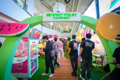 Visitors explore the Infinix “SMART Fruit Market” pop-up in Surabaya, Indonesia, blending art, AI, and creativity to inspire smarter choices.