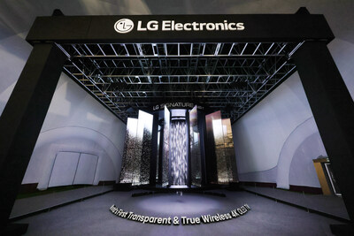 LG STUNS GLOBAL LEADERS AT APEC 2025 WITH A GRAND MEDIA CHANDELIER MADE OF TRANSPARENT OLED TVS LG STUNS GLOBAL LEADERS AT APEC 2025 WITH A GRAND MEDIA CHANDELIER MADE OF TRANSPARENT OLED TVS