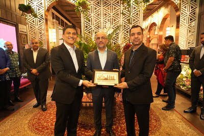 MHTC Chief Executive Officer, Suriaghandi Suppiah (left), presenting a commemorative token to Brigadier Dr. Naseer Al-Manthery, Director General of Medical Services for Security Services, Royal Oman Police (right), witnessed by His Excellency Sheikh Alabbas Bin Ibrahim Alharthi, Ambassador of the Sultanate of Oman to Malaysia (centre). MHTC Chief Executive Officer, Suriaghandi Suppiah (left), presenting a commemorative token to Brigadier Dr. Naseer Al-Manthery, Director General of Medical Services for Security Services, Royal Oman Police (right), witnessed by His Excellency Sheikh Alabbas Bin Ibrahim Alharthi, Ambassador of the Sultanate of Oman to Malaysia (centre).