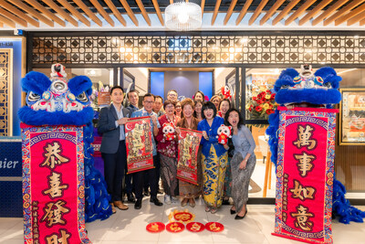 RHB Singapore Senior Management team celebrates the opening of the RHB Parkway Premier Centre with a cake-cutting ceremony. RHB Singapore Senior Management team celebrates the opening of the RHB Parkway Premier Centre with a cake-cutting ceremony.
