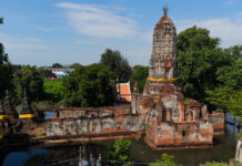Thais Navigate Flooded Homes, Ancient Temples by Boat