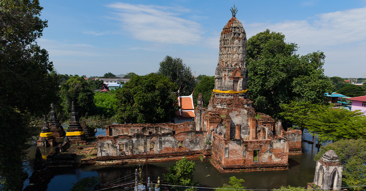 Thais Navigate Flooded Homes, Ancient Temples by Boat