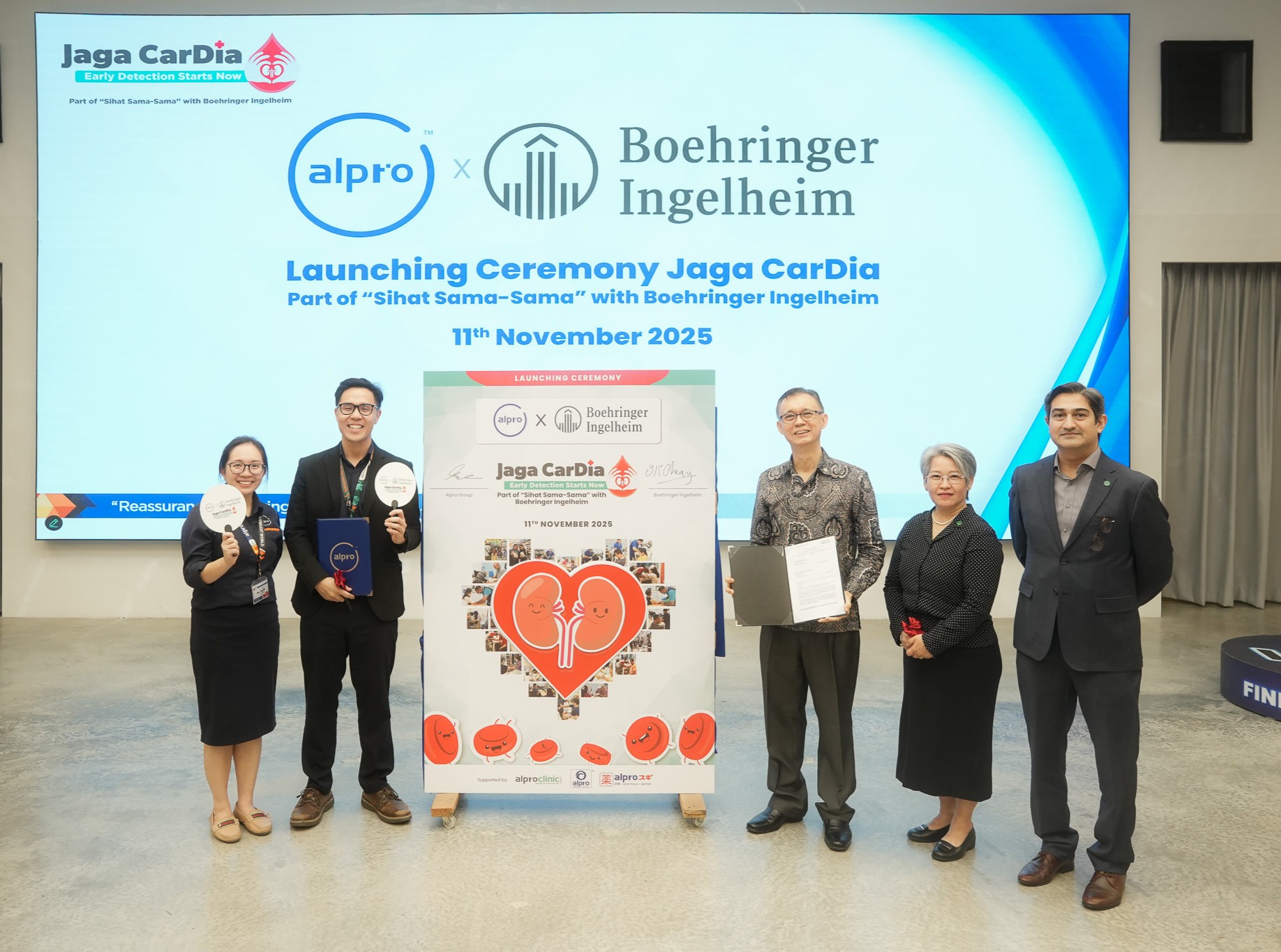 (From left: Ph Lim En Ni (Chief Pharmacist and Engagement Director of Alpro Group); Dr. Kam San Dhit (Family Doctor & Clinic Manager of Alpro Clinic); Mr Cheong Yee Kok (General Manager & Head of Human Pharma of Boehringer Ingelheim Malaysia, Singapore & Indonesia); Ms Angie H'ng Ai Ai (Head of Therapeutic Area Franchise in Customer Relationship Management of Boehringer Ingelheim Malaysia, Singapore & Indonesia); Dr Jamal Malik (Head of Medicine of Boehringer Ingelheim Malaysia)
