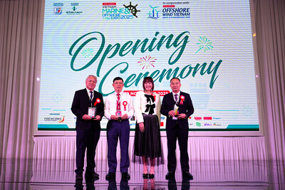 Mr. David Nguyen Minh Tu – Chairman of Stavian Industrial Metal (far right) is presented with the exclusive Diamond Sponsor recognition plaque by the Organizing Committee