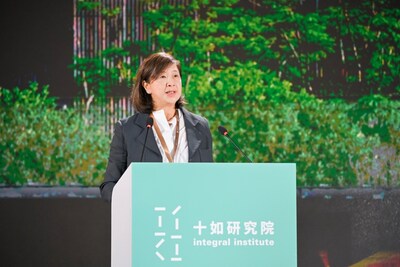 Ms. Teresa Yang, Council Member of Integral Institute and Vice Chairman of Esquel Group, delivers the opening remarks. Ms. Teresa Yang, Council Member of Integral Institute and Vice Chairman of Esquel Group, delivers the opening remarks.
