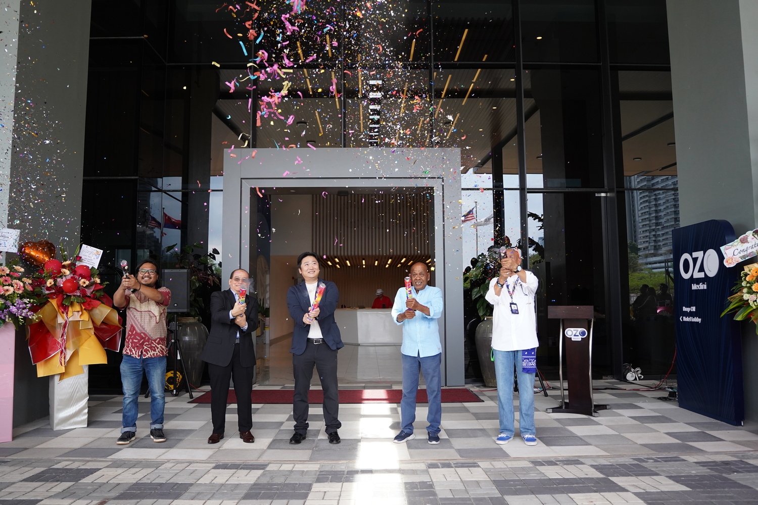 OZO Medini Malaysia (L - R) Zaim Zarkasha Zamani, Dato' Azali Ismail, Managing Director Michael Cheng, Datuk Zamani, General Manager Murad Shariff