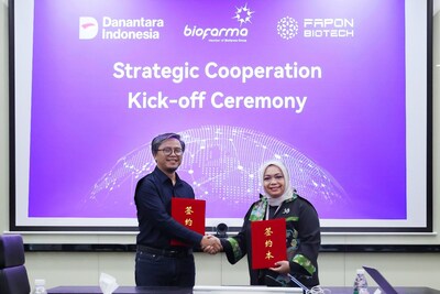 Mrs. Dyah, CEO of Fapon Indonesia Market (right), and Mr. Dicky, Head of Business Development at Bio Farma (left), during the signing ceremony.